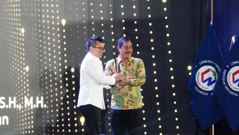 Minister Agus Honored as Transformational Leader for Modernizing Kemenimipas
