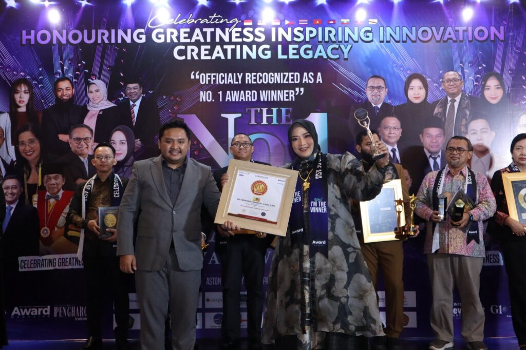 Sri Indrawatiningsih menerima Indonesia Education Leadership Award 2026 atas kontribusinya dalam penguatan institusi pendidikan dan pengembangan SDM.