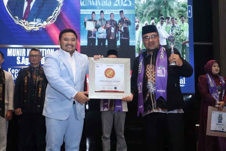 Sinergi Kepemimpinan Pendidikan: Munir Nasution Raih Indonesia Education Leadership Award 2026